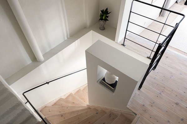 Молдинги и мрамор: элегантный интерьер двухэтажной квартиры под крышей в Стокгольме