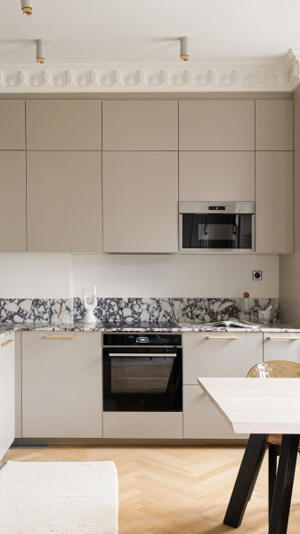 Молдинги и мрамор: элегантный интерьер двухэтажной квартиры под крышей в Стокгольме