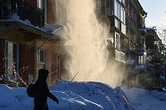 В российском городе снег с крыши дома рухнул на подростка