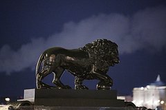 В Петербурге львов увезли с Дворцового моста