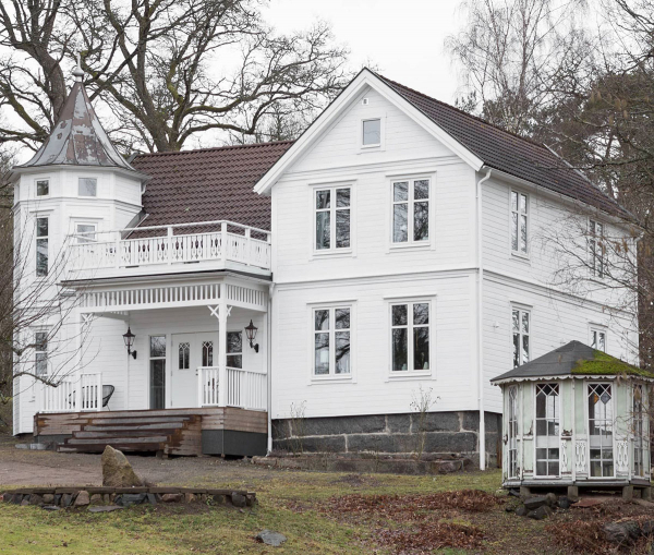Светлые современные интерьер столетнего дома с башней в Швеции