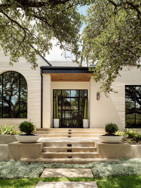 Современный загородный дом в Техасе с уютными натуральными интерьерами