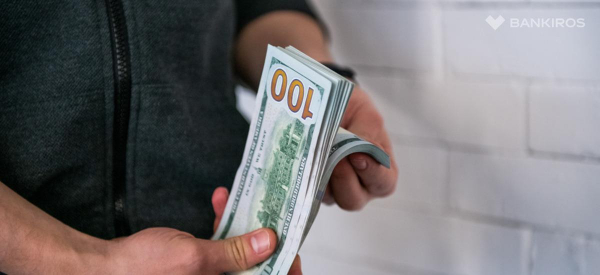 Держать доллары «под матрасом» опасно и невыгодно: о чем предупредили россиян
