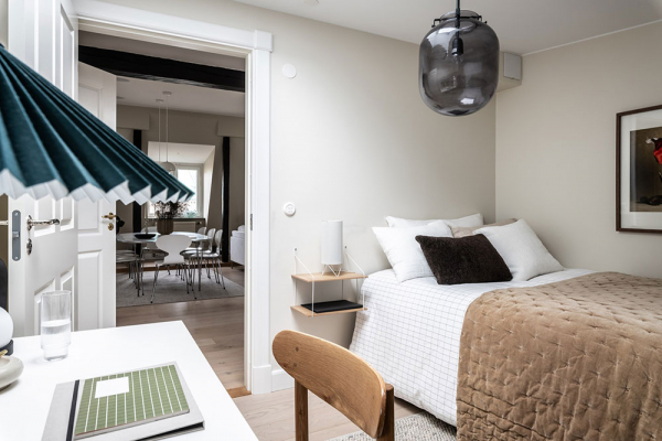 Тёплый и элегантный интерьер просторной мансардной квартиры в Гетеборге